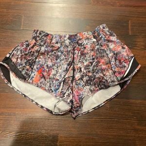 Lulu lemon pattern size 4 hottie hot shorts